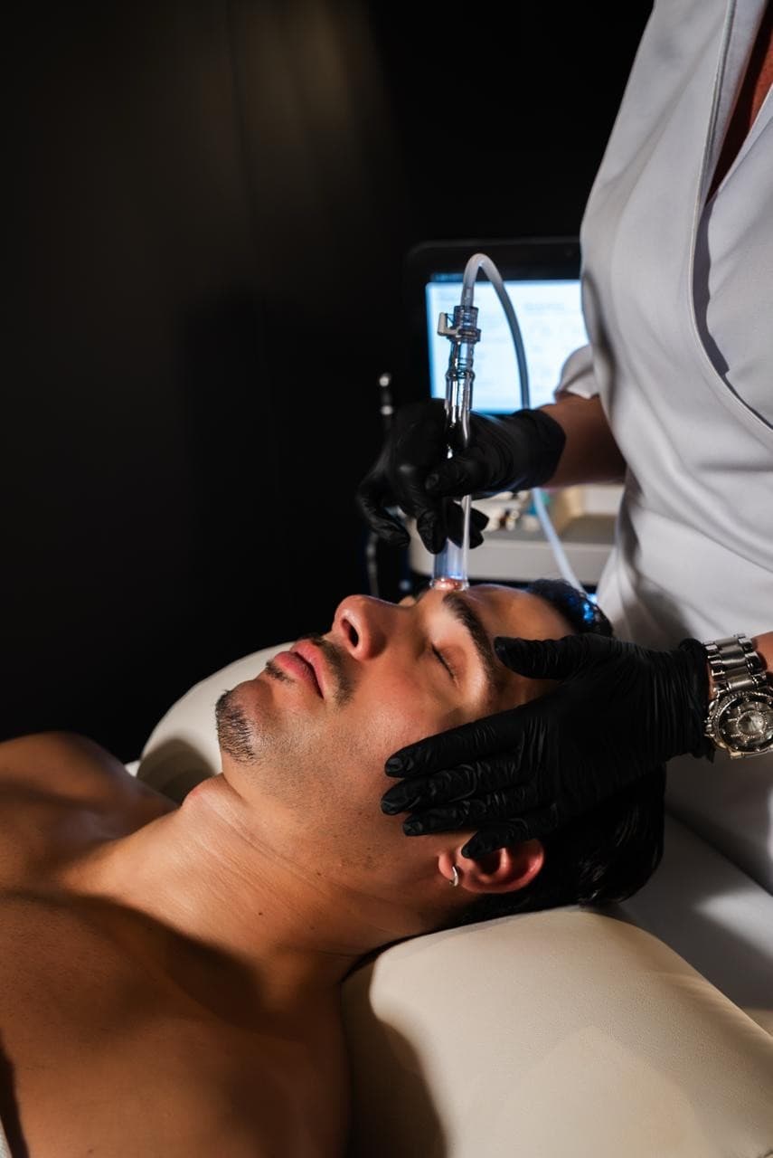 Therapist performing a Hydrafacial with the official device at the Itan salon